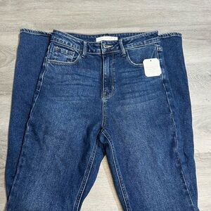 Altar’d State dark wash straight leg Sz 27
Inseam:31 waist: 14 NWT